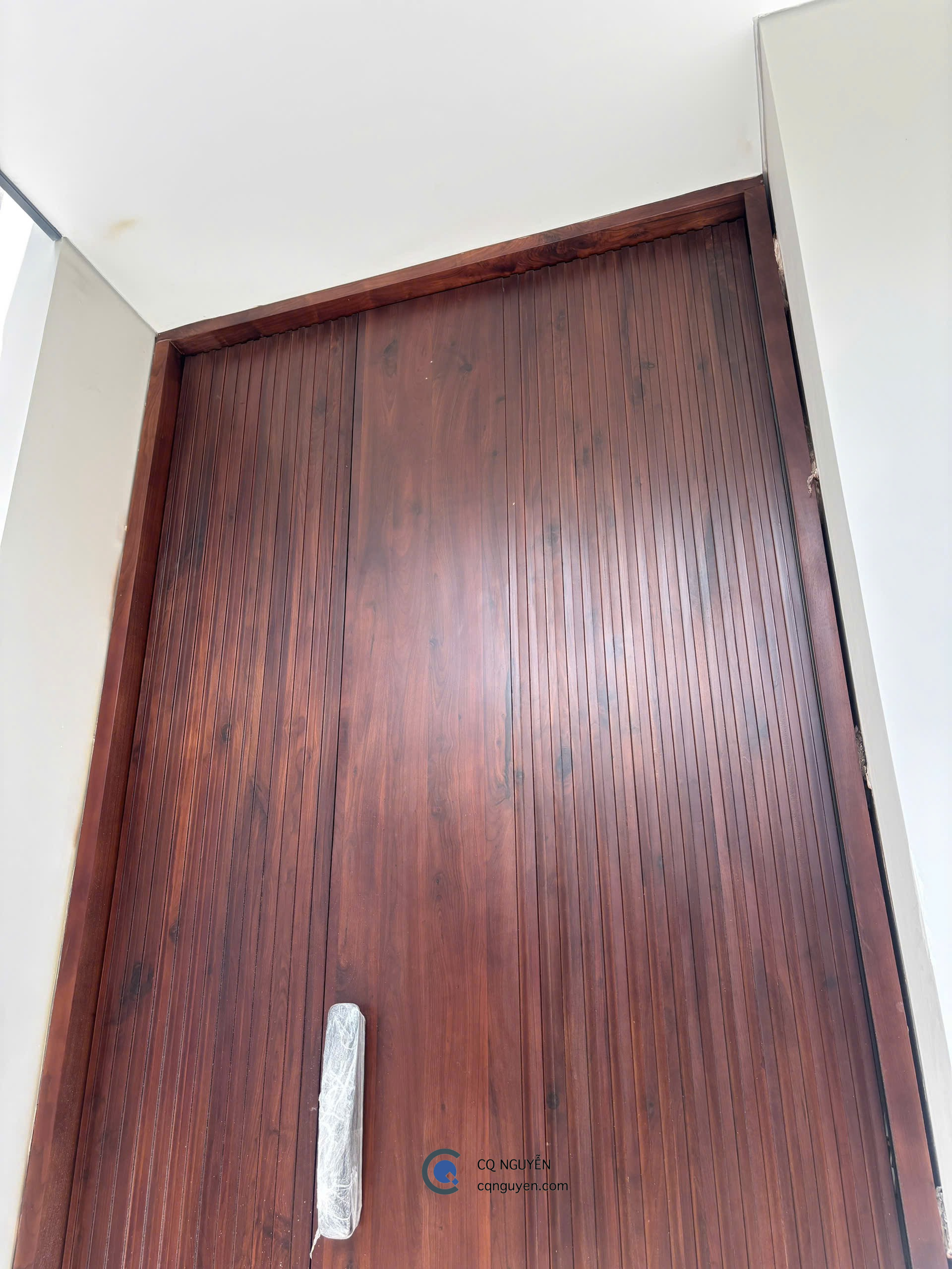Cửa chính gỗ Óc chó