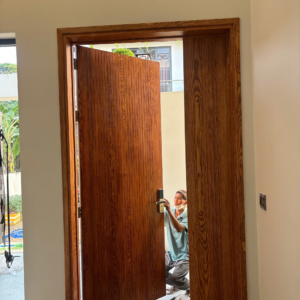 Cửa chính gỗ Tần bì